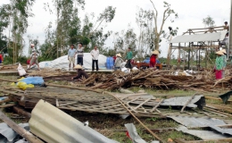 Dông, lốc làm hàng trăm căn nhà ở ĐBSCL hư hại
