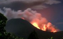 Núi lửa Lokon lại phun trào dữ dội