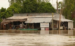 Cận cảnh hàng nghìn ngôi nhà chìm trong cơn lũ khủng khiếp