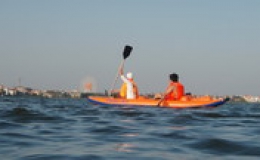 Chèo thuyền kayak trên hồ Tây lộng gió