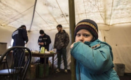 Dòng người đi lánh nạn ở Đông Ukraine ngày càng gia tăng