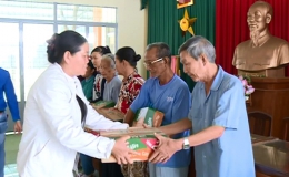Chi đoàn Đài Phát thanh Truyền hình Tiền Giang tặng quà người nghèo tại xã Vĩnh Kim huyện Châu Thành.