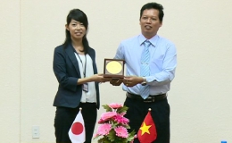 Tình nguyện viên Nhật Bản chào xã giao với Ủy ban nhân dân tỉnh Tiền Giang