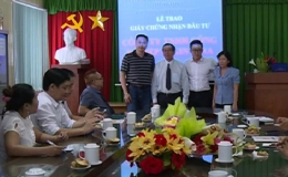Lễ trao giấy chứng nhận đầu tư cho 2 dự án ở Khu công  nghiệp Long Giang