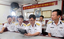 Cán bộ chiến sĩ tàu 624 nghe trực tiếp Phiên khai mạc Đại hội Đảng toàn quốc lần thứ XII qua  sóng phát thanh