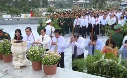 Lãnh đạo tỉnh Tiền Giang đến viếng, thắp hương và đặt tràng hoa tại Nghĩa trang liệt sĩ tỉnh.
