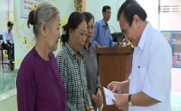 Lãnh đạo tỉnh thăm và tặng quà các hộ nghèo, gia đình chính sách xã Long Tiên huyện Cai Lậy