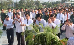Lễ viếng, đặt tràng hoa và thắp hương tưởng nhớ các anh hùng liệt sĩ tại Nghĩa trang liệt sĩ tỉnh Tiền Giang
