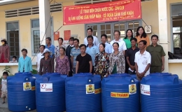 Tặng bồn chứa nước  cho  công đoàn viên có hoàn cảnh  khó khăn huyện Gò Công  Tây
