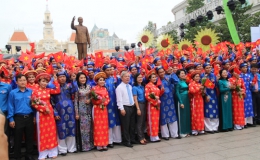 200 cô dâu, chú rể đạp xe diễu hành trong ngày Quốc Khánh