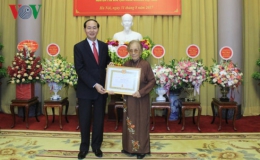 Chủ tịch nước trao Huy hiệu 70 năm tuổi Đảng cho đồng chí Nguyễn Thị Bình