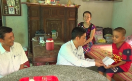 Lãnh đạo UBND thị xã Cai Lậy đến thăm em Nguyễn Hoài Nam mắc bệnh hiểm nghèo.