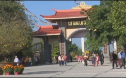 Du khách đến với Thiền viện Trúc Lâm Chánh Giác  tăng trong dịp Tết Mậu Tuất 2018