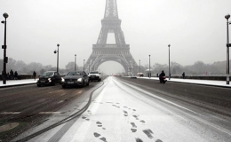 Pháp đóng cửa tháp Eiffel do tuyết rơi dày
