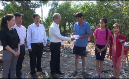 Lãnh đạo huyện Tân Phước thăm và tặng quà hộ dân bị sập nhà