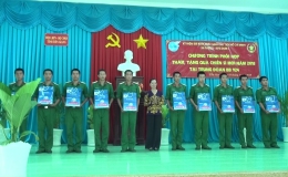 Hội Liên hiệp Phụ nữ tỉnh Tiền Giang thăm tặng quà chiến sĩ mới