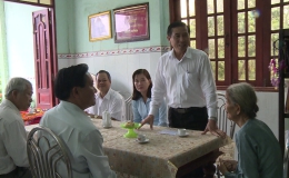 Chủ tịch UBND tỉnh Tiền Giang tặng quà cho gia đình chính sách