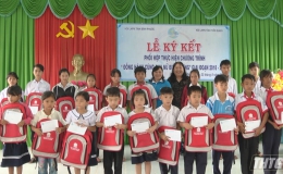 Hội Liên hiệp Phụ nữ tỉnh Tiền Giang tặng quà tại tỉnh Bình Phước