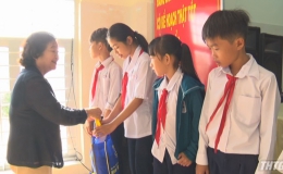 Nguyên Phó Chủ tịch nước Trương Mỹ Hoa tặng quà Tết cho người dân huyện Gò Công Đông