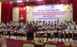 Phó Chủ tịch nước tặng quà Tết vì người nghèo tỉnh Tiền Giang