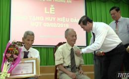 Ông Lê Văn Hưởng trao Huy hiệu Đảng cho đảng viên
