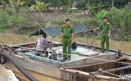 Công an Tiền Giang bắt giữ 03 phương tiện khai thác cát trái phép trên sông Tiền