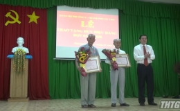 Chủ tịch UBND tỉnh Tiền Giang trao tặng huy hiệu Đảng cho đảng viên Phường 9, Tp. Mỹ Tho