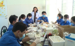 Bệnh viện Phụ sản Tiền Giang làm khẩu trang phòng chống dịch Covid-19