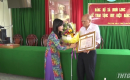 Trưởng Ban Tuyên giáo Tỉnh ủy trao Huy hiệu Đảng tại huyện Chợ Gạo