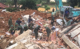 Bộ đội bắt đầu đào bới tìm kiếm 22 người bị vùi lấp ở Quảng Trị