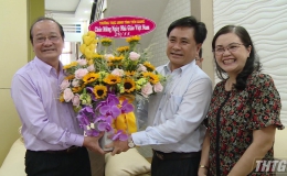 Ông Trần Văn Dũng – Phó Chủ tịch UBND tỉnh thăm lãnh đạo Sở Giáo dục – Đào tạo nghỉ hưu