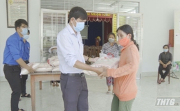 Đài PT-TH Tiền Giang tặng gạo hỗ trợ người nghèo trong thời gian cách ly xã hội