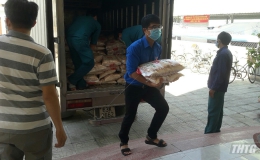 Sacombank và Vietcombank tặng gạo cho người nghèo vùng dịch