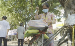 Chương trình “Hạt gạo nghĩa tình” Đài PT-TH Tiền Giang tặng quà người nghèo xã Tân Thanh