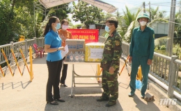 Hội Liên hiệp Phụ nữ Tiền Giang tặng quà cho lực lượng làm nhiệm vụ tại các khu cách ly tập trung