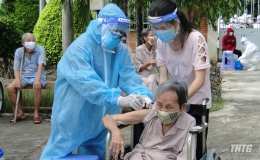 Tiêm vắc-xin Covid-19 cho người già tại Trung tâm công tác xã hội Tiền Giang