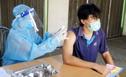Tiền Giang tiêm vắc-xin Covid-19 cho 100% người lao động thực hiện phương án “03 tại chỗ”