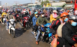 Người dân ĐBSCL trở lại TPHCM sau tết: Ùn ứ xe một số nơi trên Quốc lộ 1A