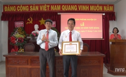 Đồng chí Nguyễn Thành Diệu – Bí thư Huyện ủy Gò Công Đông nhận Huy hiệu 30 năm tuổi Đảng