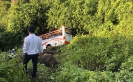Xe khách biển số Tiền Giang lao xuống vực trên đèo Đại Ninh