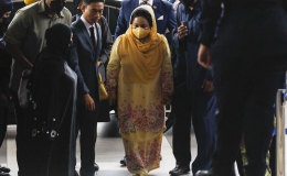 Nhận án “khủng”, vợ cựu thủ tướng Malaysia khóc giữa tòa: “Không ai thấy tôi đếm tiền”