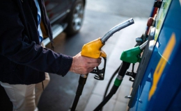 Giá dầu đắt hơn xăng: Điều dị biệt và nhiều hệ lụy đi kèm