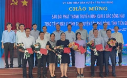 Đài PT&TH Tiền Giang tổ chức trao tặng máy vi tính cho huyện Tân Phú Đông