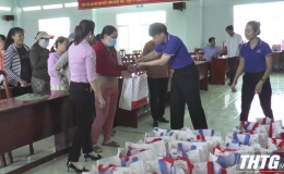 Sở Công thương Tiền Giang tặng quà cho người dân vùng hạn mặn