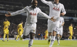 Defoe lập kỷ lục trong ngày Tottenham đi tiếp ở Europa League