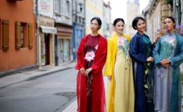 Ngắm áo dài Việt “tỏa sáng” trên đất Pháp