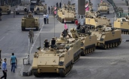 Xe tăng tràn ngập thủ đô Ai Cập