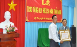 Trao huy hiệu 50 năm tuổi Đảng cho đồng chí  Trần Thanh Hải