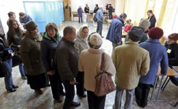 Người dân Crimea đi bỏ phiếu về việc sáp nhập vào Nga