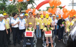 Thủ tướng Nguyễn Tấn Dũng tham dự chương trình đi bộ đồng hành cùng người khuyết tật